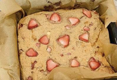🍌🍓 Fruit and Peanut Butter Sheet Pancakes 🍓🍌 - Kendamil EU